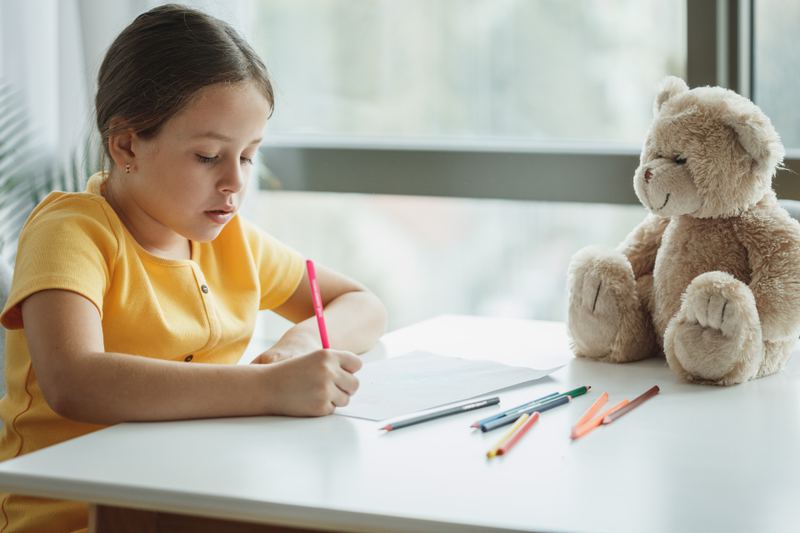 英検の受験に向けて机で勉強する子ども